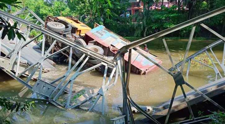 বেইলি ব্রিজ ভেঙে ট্রাক খালে, যান চলাচল বন্ধ